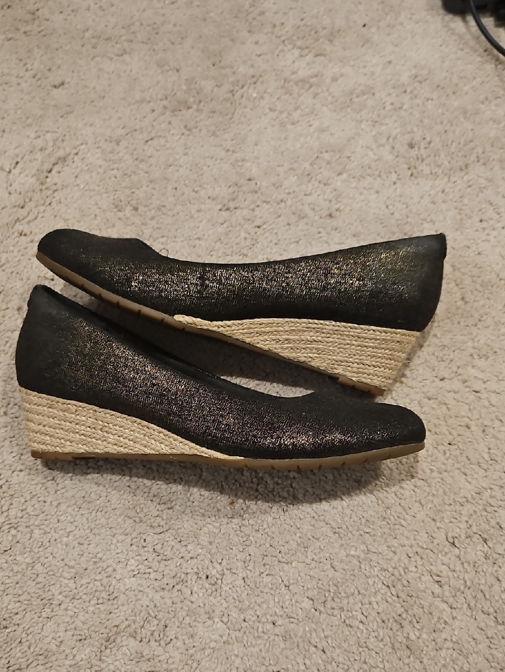 EUC Clarks Black Bronze Shimmery Women's Wedges Size 7.5 - Picture 2 of 6